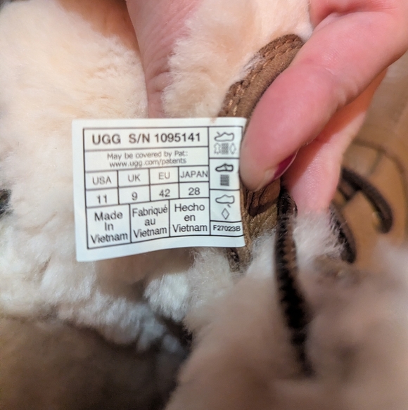 BRAND NEW (NEVER WORN) UGG Adirondack Tall Lace Up Boots - Picture 8 of 9